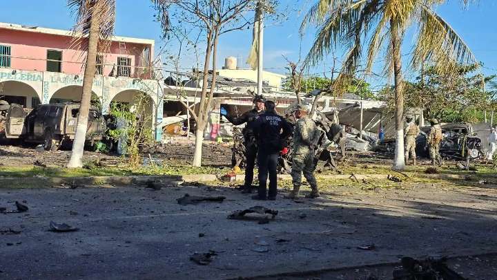 FGR abre investigación por delincuencia organizada tras explosión de coche bomba en Coahuayana