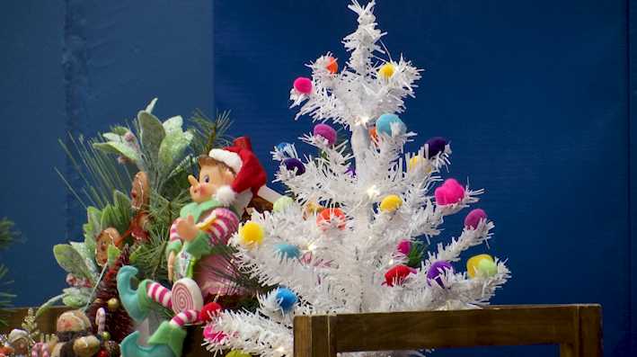 South Prairie School hosts annual Holiday Vendor Show to support senior class