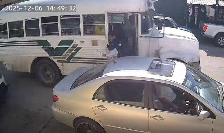 Chofer avienta a chavo de un camión en marcha solo porque no quería hacerle descuento de estudiante