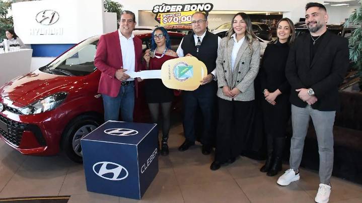 Reconocen a medallistas de oro de la UACH con rifa de auto
