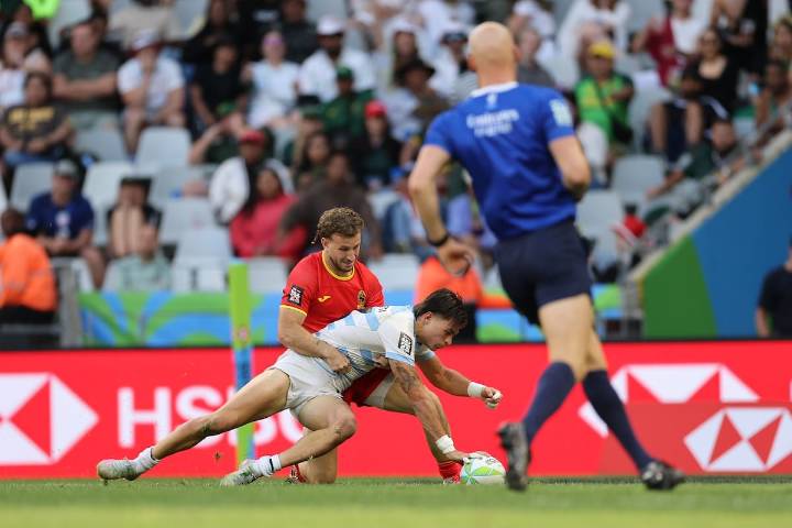 Los nuevos aparecieron cuando más urgía. Los Pumas 7s pasaron con lo justo a una semifinal y se cruzarán con el que mejor empezó