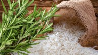 El motivo por el que todos en España están poniendo un frasco de romero con arroz dentro de casa