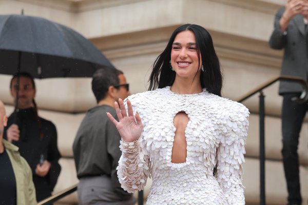 Ojalá que en 2026 Dua Lipa lance su propia línea de maquillaje