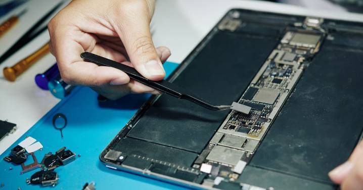 This Group Pays Bounties to Repair Broken Devices—Even if the Fix Breaks the Law