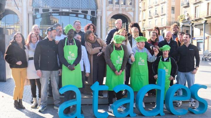 La X gala benéfica del Club Inclucina calienta motores con las tradicionales compras de alimentos en el Mercado Central de Zaragoza