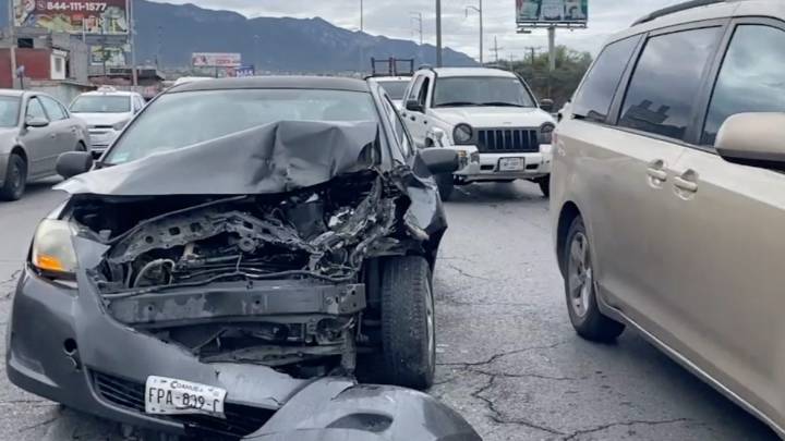 Deja choque daños y caos vial en el periférico Luis Echevarría Álvarez
