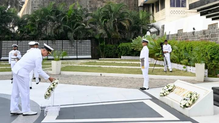 Mumbai: Wreath-laying ceremony held at Gaurav Stambh for Navy Day