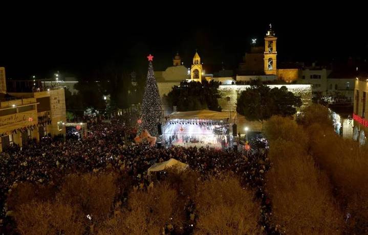Belén recupera la esperanza con encendido de luces de Navidad