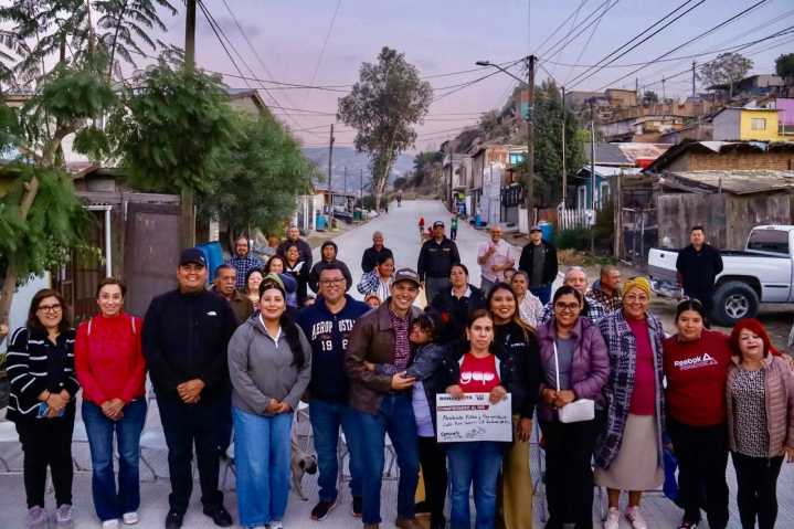 Román Cota cumple con la pavimentación de la calle José María Pino Suárez en la Colosio