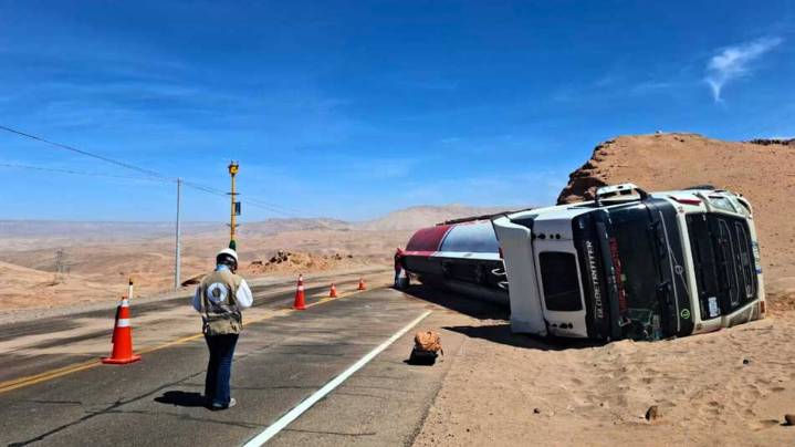 Moquegua: OEFA atiende emergencia ambiental por derrame de aceite tras volcadura de cisterna