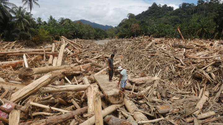 More than 1,300 dead from floods in Indonesia, Sri Lanka and Thailand as rescue efforts intensify