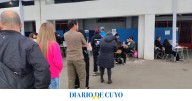 Todo el color de las elecciones en el centro de votación más grande de Santiago de Chile: largas filas, mucha prensa, mascotas y hasta un Grinch