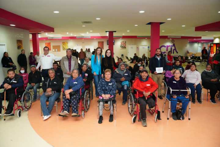 Entregan Carmen Lilia y Sistema DIF Más de 20 aparatos funcionales al CRI