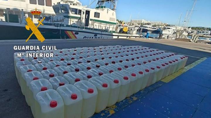 Golpe en Málaga a los petaqueros del narco: 10.000 litros de combustible y seis lanchas intervenidas