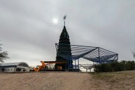 Avanza instalación del árbol y la Villa Navideña en el Parque Central
