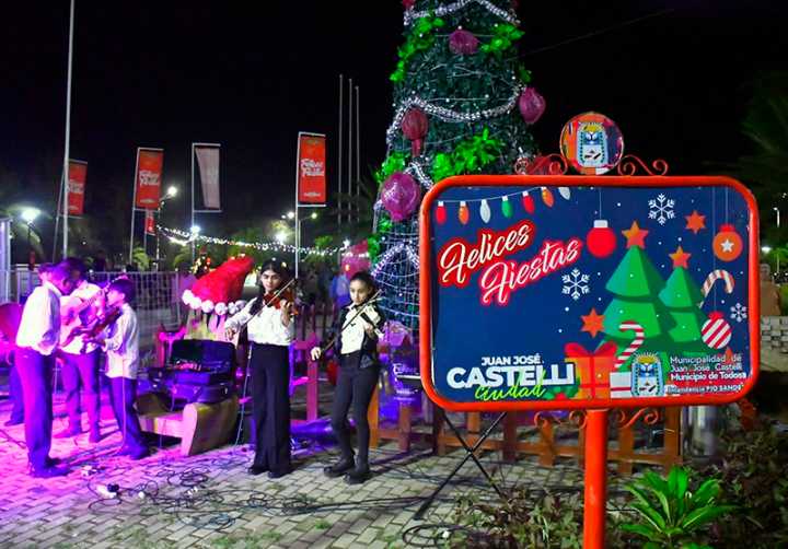 La ciudad de Juan José Castelli encendió las luces navideñas en la plaza central