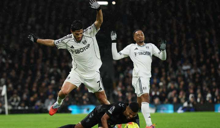 ¡Raúl sigue sin encontrar el gol! 4 partidos y contando del lobo mexicano sin anotar en Premier League