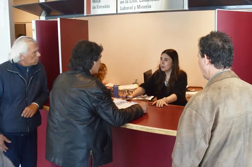 Reducen la jornada laboral de los estatales en enero