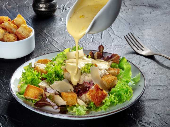 Alerta sanitaria: la FDA anuncia el retiro de un conocido aderezo para ensaladas por presencia de plásticos