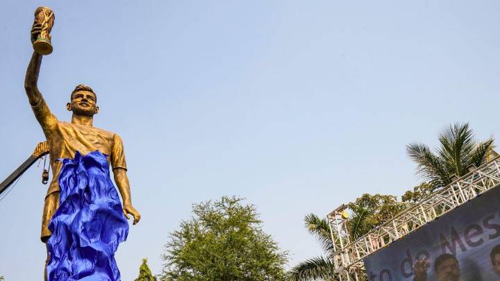 Lionel Messi virtually unveils his 70-foot statue in Kolkata