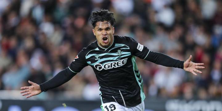 Cucho Hernández sería visto por un reconocido equipo de la Serie A italiana: este sería el destino del goleador de Betis