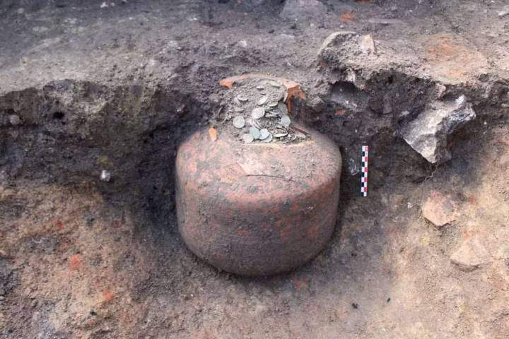 Hallan enterradas vasijas repletas de monedas romanas de 1800 años de antigüedad