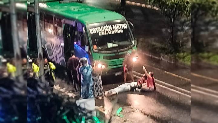 ¡Volvieron a nacer, pero «aporriaditas»! Iban en moto y quedaron debajo un bus de servicio público