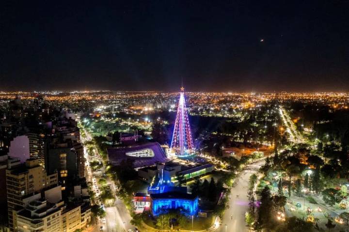 Se encendió el tradicional Árbol de Navidad montado sobre el Faro del Bicenteneraio