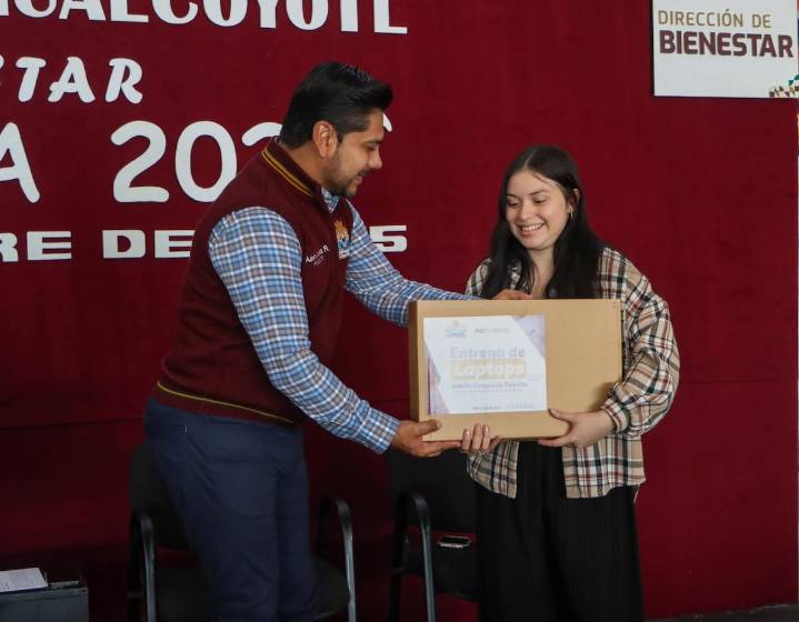 Reconocen el esfuerzo académico con entrega de laptops en Nezahualcóyotl