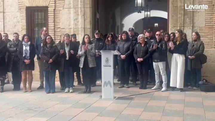 Un minuto de silencio para condenar el asesinato de Nati en Catarroja