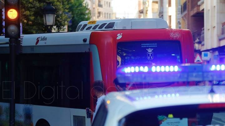 Varios heridos tras un accidente entre un autobús urbano y un coche en la Avenida España de Albacete