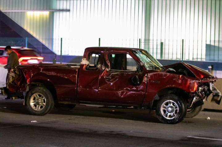 Camioneta termina volcada tras chocar contra otro auto frente al Aeropuerto de Tijuana