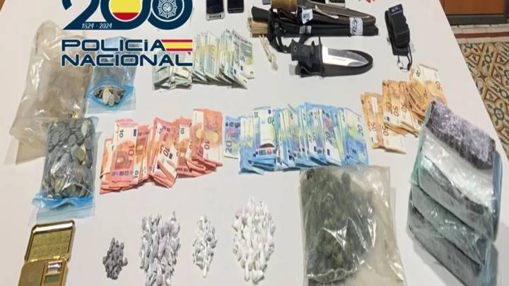 La Policía detiene a seis personas tras desmantelar tres narcopisos en Baza con drogas, más de 4.700 euros y tres machetes