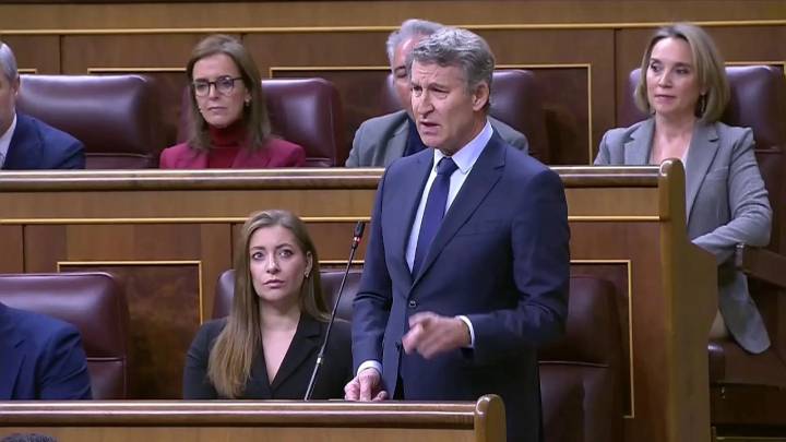 Feijóo dice que todo lo que Sánchez sabe de feminismo lo aprendió en los prostíbulos