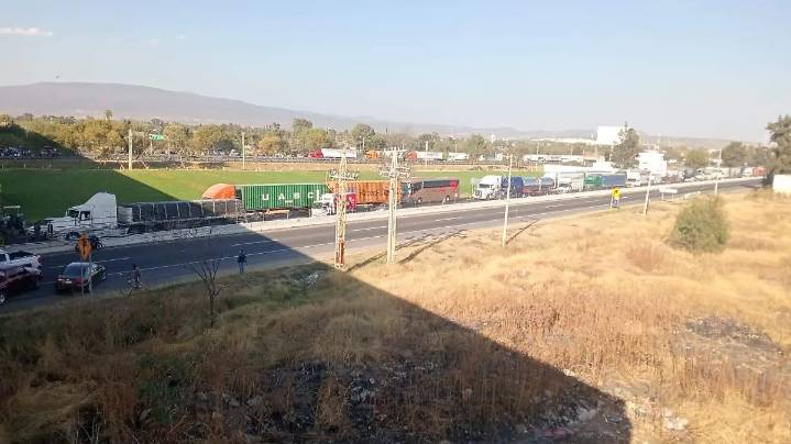 Campesinos liberan autopista y carretera libre en el entronque Celaya