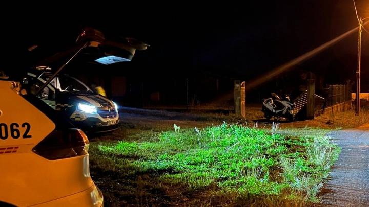 Muere un motorista al chocar contra un portalón en Coirós