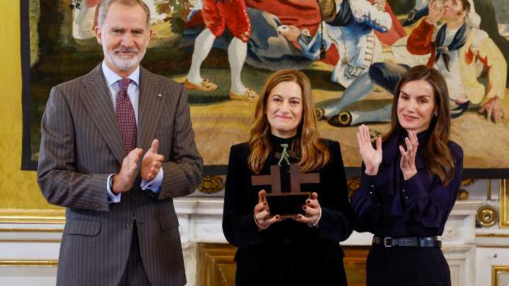 La Reina Letizia recupera la blusa con lazada más sofisticada: así firma uno de sus looks más elegantes de diciembre