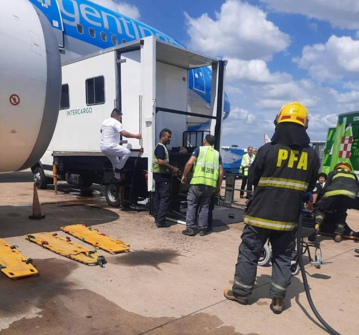 Accidente con un elevador hidráulico en Ezeiza: bajaba personas con discapacidad y se desplomó