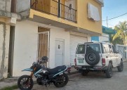 Hallan muerto a hombre de 59 años con heridas de arma blanca en una vivienda