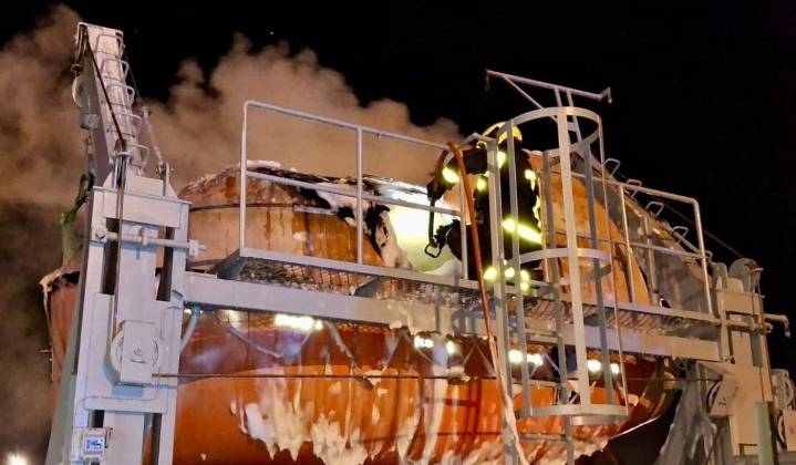 Incendio en embarcación durante la madrugada