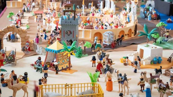 Naruto, Papá Noel y un pingüino se cuelan en el espectacular Belén de Mérida con 3.000 figuras de Playmobil