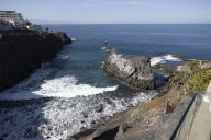 Intentan localizar a una persona que fue arrastrada por el mar en el sur de Tenerife