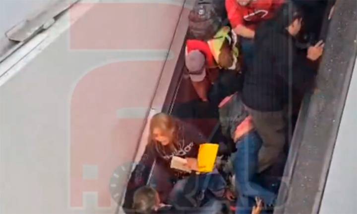 Reportan 12 heridos por efecto dominó tras caída en escalera del Metro