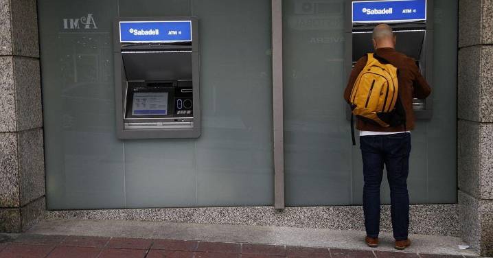 Dos años de cárcel por un robo violento en un cajero de Ourense: "Si no me das el dinero te doy dos puñaladas"