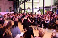 Un viaje al pasado en el desfile de moda de la academia “A la medida”