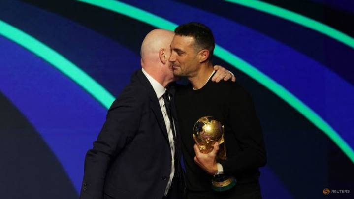 FIFA apologises to Argentina coach over World Cup trophy gloves rule