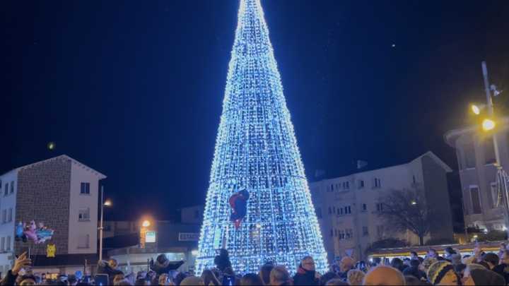 Encendido oficial de la Navidad en Jaca en un emotivo acto protagonizado por ASCEAL
