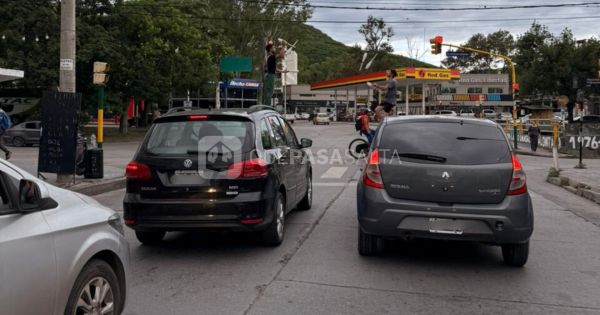 Salteño paró en un semáforo y comenzó a gritar: no podía creer lo que vio