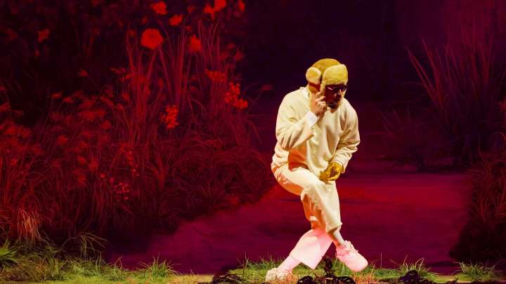 Bad Bunny se cae en su primer concierto en CDMX durante su gira "DeBÍ TiRAR MáS FOToS Tour"