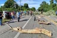 Mueren padre e hijo por fuga de gas de Pemex; pobladores bloquean carretera